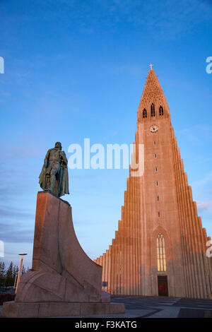 Alla luce della sera Hallgrimskirkja sulla chiesa e la statua di Leif Erikson, Reykjavik, Islanda. Foto Stock