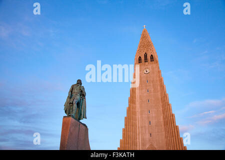 Alla luce della sera Hallgrimskirkja sulla chiesa e la statua di Leif Erikson, Reykjavik, Islanda. Foto Stock