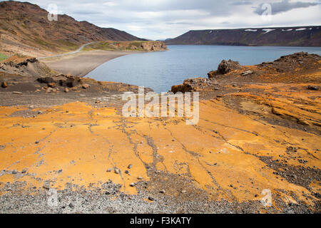 Colorate le rocce vulcaniche sulla riva del lago Kleifarvatn, penisola di Reykjanes, Islanda. Foto Stock