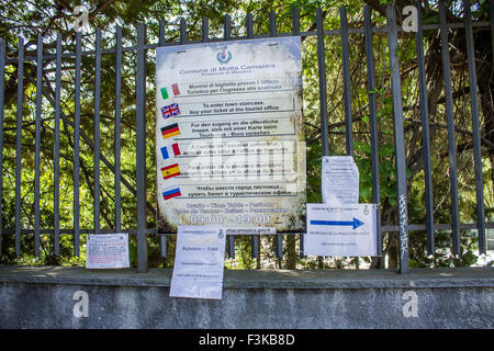 Una scheda sul display dall'ingresso di istruire un certo numero di regole in Italian, Inglese, Tedesco, Spagnolo e Russo. Foto Stock