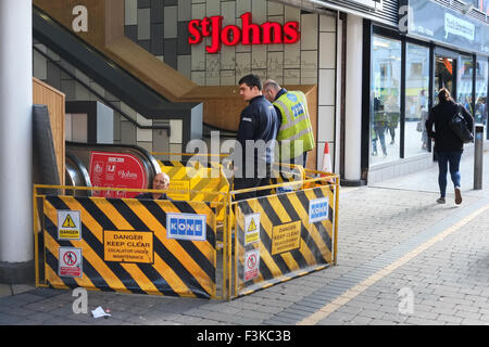 Riparazione di Escalator, St Johns Centre, Liverpool, Merseyside, Regno Unito Foto Stock