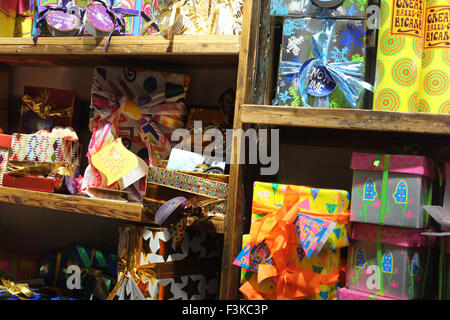 Un display a colori di profumati puzzolenti saponi e bagno bombe nel lussureggiante store shop, Liverpool, Merseyside, Regno Unito. Foto Stock