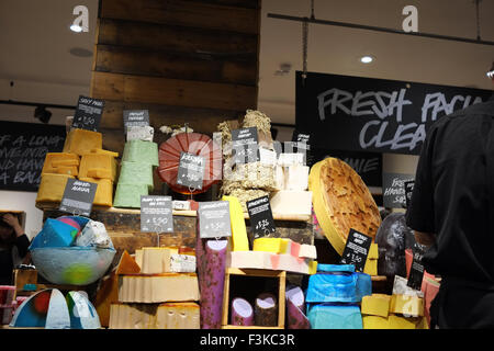 Un display a colori di profumati puzzolenti saponi e bagno bombe nel lussureggiante store shop, Liverpool, Merseyside, Regno Unito. Foto Stock