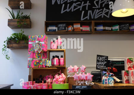 Un display a colori di profumati puzzolenti saponi e bagno bombe nel lussureggiante store shop, Liverpool, Merseyside, Regno Unito. Foto Stock