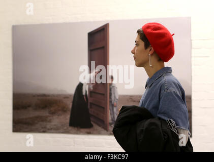 Londra, Regno Unito. 8 Ott, 2015. Un visitatore guarda l'immagine mostrata al Royal Photographic Society's 158Stampa Internazionale mostra presso la Old Truman Brewery a Londra, in Gran Bretagna il Ott 8, 2015. © Han Yan/Xinhua/Alamy Live News Foto Stock