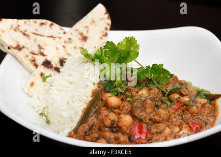 Appena fatto il Curry di ceci con riso Basmati e Nun pane Foto Stock