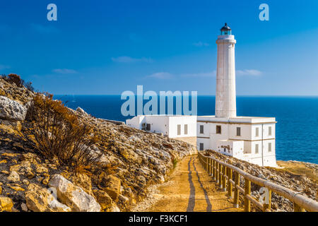 Il faro di Capo di Otranto in Puglia in piedi sul disco di rocce di granito è il più orientale dell'Italia e segna la riunione del Mar Ionio e il Mar Adriatico Foto Stock