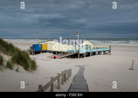 2 Luglio, 2014 La spiaggia con il heartbreak Hotel all'estremità orientale dell'isola di Terschelling. Foto Kees Metselaar Foto Stock