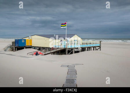 2 Luglio, 2014 La spiaggia con il heartbreak Hotel all'estremità orientale dell'isola di Terschelling. Foto Kees Metselaar Foto Stock