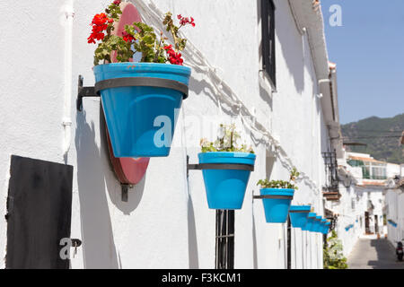 Blue plantpots contro pareti imbiancate a Mijas, Andalusia, Spagna Foto Stock