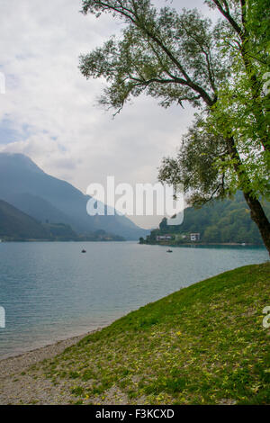 Il lago di Ledro in Italia è chiamato il lago blu Foto Stock
