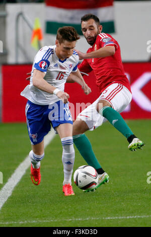 Budapest, Ungheria. 8 Ottobre, 2015. Ungherese Attila Fiola (r) cerca di fermare Faroese Kaj Bartalsstovu durante l'Ungheria vs. Isole Faerøer UEFA EURO 2016 qualifier partita di calcio in Groupama Arena. Credito: Laszlo Szirtesi/Alamy Live News Foto Stock