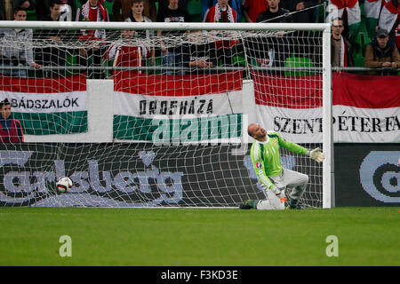 Budapest, Ungheria. 8 Ottobre, 2015. La palla è in ungherese Gabor KIRALY's obiettivo durante l'Ungheria vs. Isole Faerøer UEFA EURO 2016 qualifier partita di calcio in Groupama Arena. Credito: Laszlo Szirtesi/Alamy Live News Foto Stock