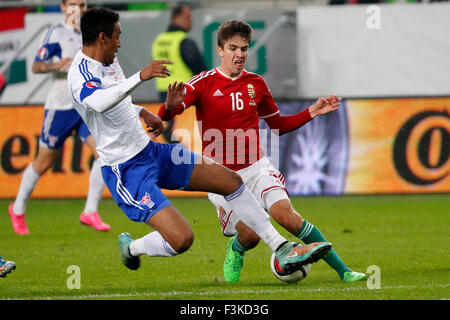 Budapest, Ungheria. 8 Ottobre, 2015. Adam ungherese Nagy (r) viene affrontato da Faroese Ragnar Nattestad durante l'Ungheria vs. Isole Faerøer UEFA EURO 2016 qualifier partita di calcio in Groupama Arena. Credito: Laszlo Szirtesi/Alamy Live News Foto Stock