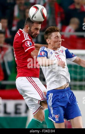 Budapest, Ungheria. 8 Ottobre, 2015. Aria da battaglia tra ungherese Attila Fiola (l) e Faroese Kaj Bartalsstovu durante l'Ungheria vs. Isole Faerøer UEFA EURO 2016 qualifier partita di calcio in Groupama Arena. Credito: Laszlo Szirtesi/Alamy Live News Foto Stock