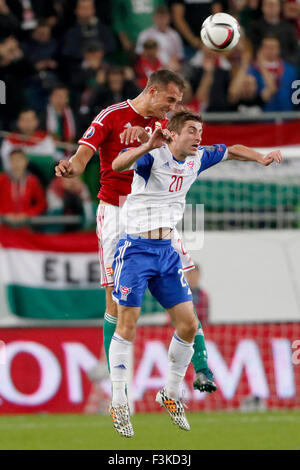 Budapest, Ungheria. 8 Ottobre, 2015. Aria da battaglia tra ungherese Roland Juhasz (l) e Faroese Roaldur Jakobsen durante l'Ungheria vs. Isole Faerøer UEFA EURO 2016 qualifier partita di calcio in Groupama Arena. Credito: Laszlo Szirtesi/Alamy Live News Foto Stock