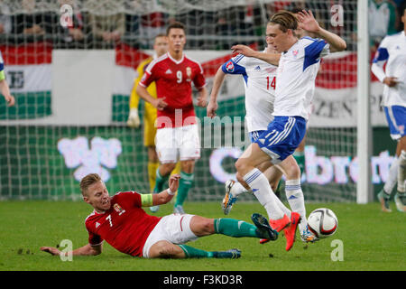 Budapest, Ungheria. 8 Ottobre, 2015. Ungherese Balazs Dzsudzsak (l) scorre contro Faroese Joan Edmundsson durante l'Ungheria vs. Isole Faerøer UEFA EURO 2016 qualifier partita di calcio in Groupama Arena. Credito: Laszlo Szirtesi/Alamy Live News Foto Stock