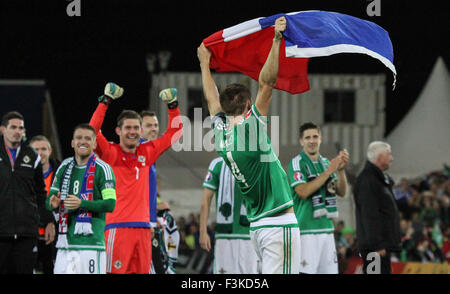 Windsor Park, Belfast, Regno Unito. 8 Ottobre, 2015. Irlanda del Nord i giocatori celebrare la qualificazione per le finali dopo la loro 3-1 conquistare la Grecia. Foto Stock