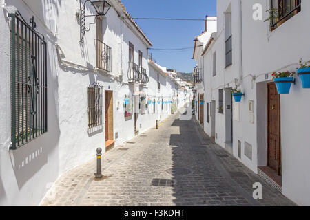 Blue plantpots contro pareti imbiancate a Mijas, Andalusia, Spagna Foto Stock