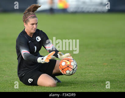 Washington, DC, Stati Uniti d'America. 8 Ott, 2015. 20151008 - portiere di Georgetown EMMA NEWINS (1) fa un salvataggio contro di San Giovanni nella seconda metà al campo di Shaw a Washington. © Chuck Myers/ZUMA filo/Alamy Live News Foto Stock