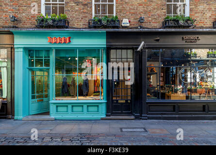 Negozi colorati in Newburgh Street off Carnaby Street, Londra, Regno Unito Foto Stock