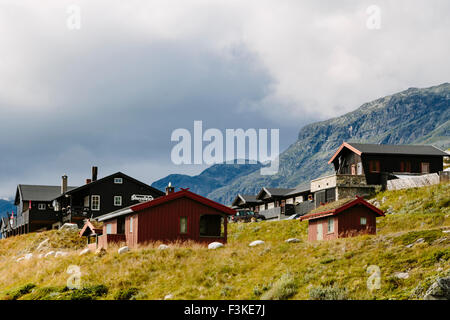 Storestølen Fjellstugu sul lago Strandavatnet, Hol, Buskerud, Norvegia. Vista verso Hallingskarvet Parco Nazionale attraverso il lago Foto Stock