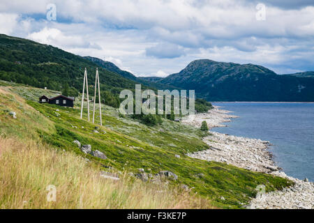 Lago Strandavatnet, Hol, Buskerud, Norvegia. Vista verso Hallingskarvet Parco Nazionale attraverso il lago Foto Stock