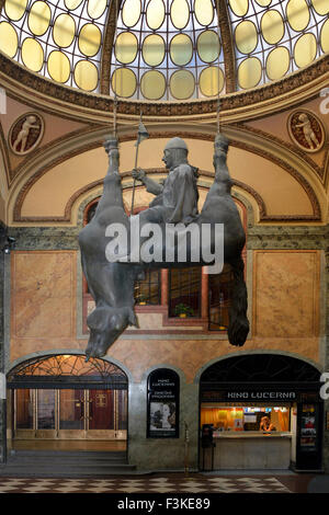 Statua di San Venceslao seduto sulla pancia di un cavallo nel passaggio di Lucerna a Praga. Foto Stock