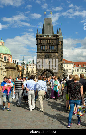 Turisti sul Ponte Carlo di Praga nella Repubblica Ceca. Foto Stock