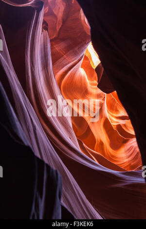 Viola, rosa e arancio vorticoso di roccia arenaria erosa dall'acqua nella parte superiore Antelope Canyon si trova nella pagina, Arizona. Foto Stock