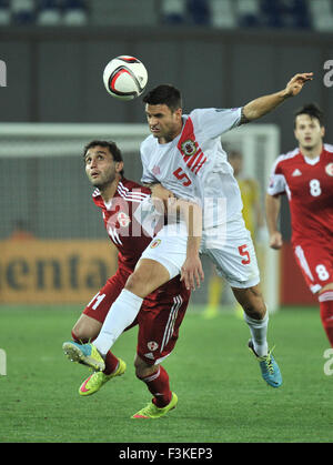 Tbilisi. 8 Ott, 2015. Vatsadze (L) della Georgia il sistema VIES con Casciaro di Gibilterra durante UEFA EURO 2016 qualifica partita di calcio tra la Georgia e Gibilterra a Tbilisi il 8 ottobre, 2015. La Georgia beat Gibilterra 4-0. © Kulumbegashvili Tamuna/Xinhua/Alamy Live News Foto Stock