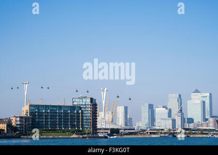 Royal Victoria Dock & Canary Wharf skyline, Docklands, Londra, Inghilterra, Regno Unito Foto Stock