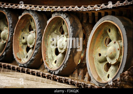 Dettaglio shot con vecchio serbatoio cingoli e ruote Foto Stock
