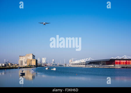 Aerei sopra il Royal Victoria Dock, Docklands, Londra, Inghilterra, Regno Unito Foto Stock