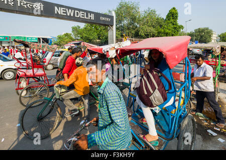 Ciclo sono rikshaws cought nel traffico di fronte alla stazione ferroviaria di Nuova Delhi Foto Stock