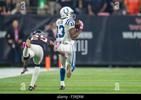 Houston, Texas, Stati Uniti d'America. 8 Ott, 2015. Indianapolis Colts wide receiver T.Y. Hilton (13) fa una dichiarazione delle catture per sigillare la vittoria durante il quarto trimestre di un gioco di NFL tra Houston Texans e Indianapolis Colts a NRG Stadium di Houston, TX il 8 ottobre 2015. I Colts 27-20. Credito: Trask Smith/ZUMA filo/Alamy Live News Foto Stock