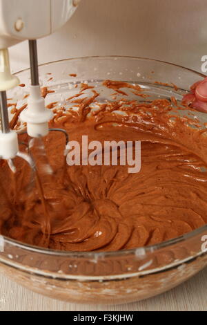 Effettuare il riempimento. Aggiungere al composto di cioccolato in panna montata fino a poco combinati. La produzione del cioccolato alle nocciole Torta di meringa Foto Stock