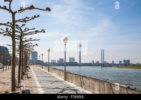 Passeggiata lungo il fiume Reno a Dusseldorf Germania Foto Stock