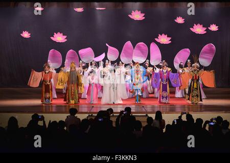 Kuala Lumpur, Malesia. 9 Ott, 2015. Membri del Guangdong Cantonese al Teatro dell'Opera di Cina eseguire il "Guan Yin' (Dea della Misericordia) di Kuala Lumpur in Malesia, ad Ottobre 9, 2015. © Chong Voon Chung/Xinhua/Alamy Live News Foto Stock