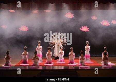 Kuala Lumpur, Malesia. 9 Ott, 2015. Membri del Guangdong Cantonese al Teatro dell'Opera di Cina eseguire il "Guan Yin' (Dea della Misericordia) di Kuala Lumpur in Malesia, ad Ottobre 9, 2015. © Chong Voon Chung/Xinhua/Alamy Live News Foto Stock