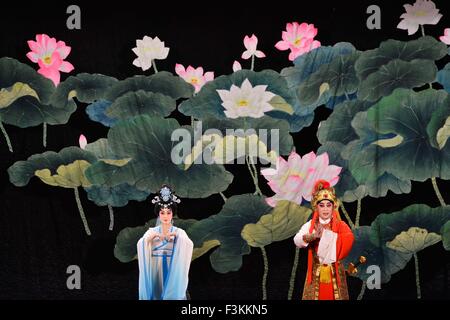 Kuala Lumpur, Malesia. 9 Ott, 2015. Membri del Guangdong Cantonese al Teatro dell'Opera di Cina eseguire il "Guan Yin' (Dea della Misericordia) di Kuala Lumpur in Malesia, ad Ottobre 9, 2015. © Chong Voon Chung/Xinhua/Alamy Live News Foto Stock