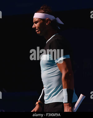 Pechino, Cina. 9 Ott, 2015. La Spagna di Rafael Nadal reagisce durante gli uomini singoli quarti del China Open Tennis Tournament contro Jack calza degli Stati Uniti a Pechino, in Cina, il 9 ottobre, 2015. Nadal ha vinto 2-1 e avanzate per la semifinale. Credito: Li Wen/Xinhua/Alamy Live News Foto Stock