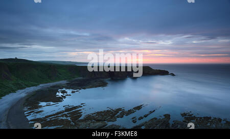 Castello Haven, Bowdun Testa e Stonehaven Memoriale di guerra sulla sommità della collina di nero da Stonehaven di Sunrise Foto Stock