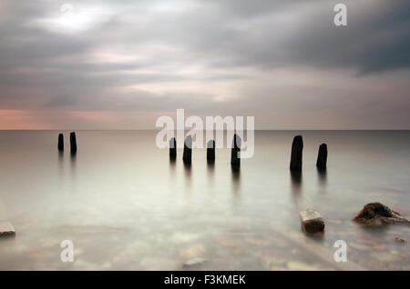 Una bella, tranquilla e colorata, Sunrise dalla costa dell'Ayrshire Foto Stock