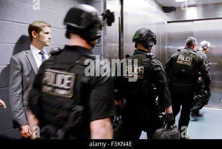 Washington, DC. 8 Ott, 2015. Contatore Assault Team che ha accompagnato il Presidente degli Stati Uniti Barack Obama stand in ascensore presso il Congressional Hispanic Caucus Institute trentottesimo anniversario Awards Gala al Washington Convention Center Ottobre 8, 2015 a Washington, DC. Credito: Olivier Douliery/Piscina via CNP - nessun filo SERVICE - Credit: dpa/Alamy Live News Foto Stock