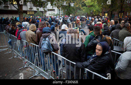 Berlino, Germania. 09oct, 2015. I rifugiati di attendere per la registrazione e l'assegnazione di un posto per dormire nei locali dell'ufficio dello stato di salute e il benessere degli animali (LaGeSo) di Berlino, Germania, 09 ottobre 2015. Foto: Kay Nietfeld/dpa/Alamy Live News Foto Stock