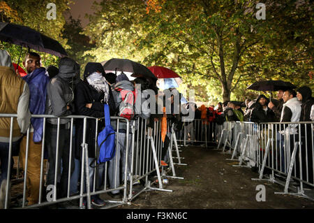 Berlino, Germania. 09oct, 2015. I rifugiati di attendere per la registrazione e l'assegnazione di un posto per dormire nei locali dell'ufficio dello stato di salute e il benessere degli animali (LaGeSo) di Berlino, Germania, 09 ottobre 2015. Foto: Kay Nietfeld/dpa/Alamy Live News Foto Stock