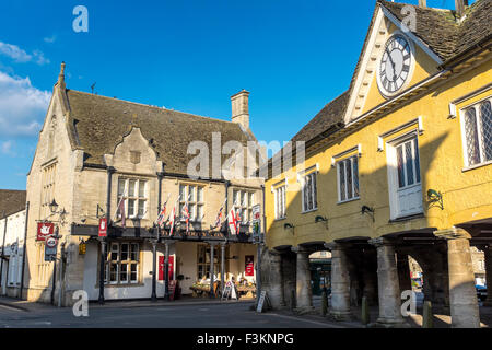 Tetbury Market Hall & Snooty Fox pub (sulla destra) Gloucestershire, Regno Unito Foto Stock