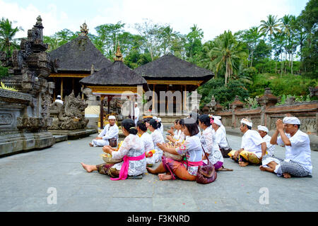 La popolazione locale pregando in primavera sacra tempio dell'acqua pura Tirtha Empul durante il festival religioso. Foto Stock