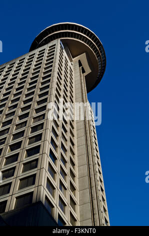 Vista dal di sotto del centro del porto della torre di vedetta centro di osservazione e di un ristorante nel centro cittadino di Vancouver, Canada Foto Stock